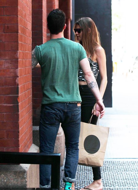 Adam Levine to dżentelman - kto by się spodziewał! (FOTO)