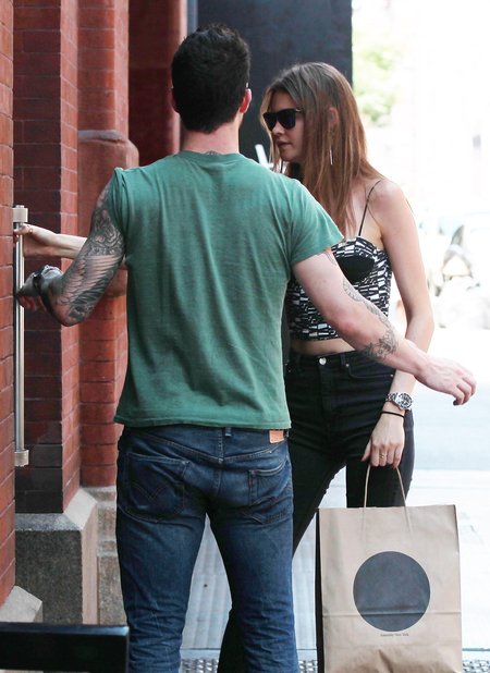 Adam Levine to dżentelman - kto by się spodziewał! (FOTO)