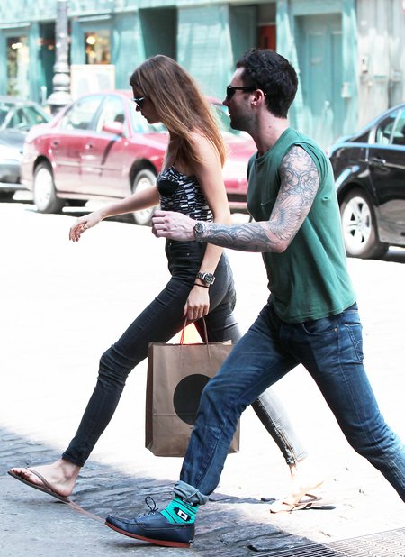 Adam Levine to dżentelman - kto by się spodziewał! (FOTO)