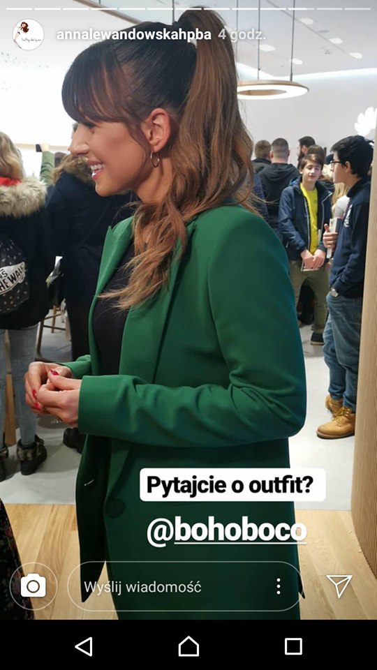 Anna Lewandowska w zielonym garniturze na evencie w centrum handlowym