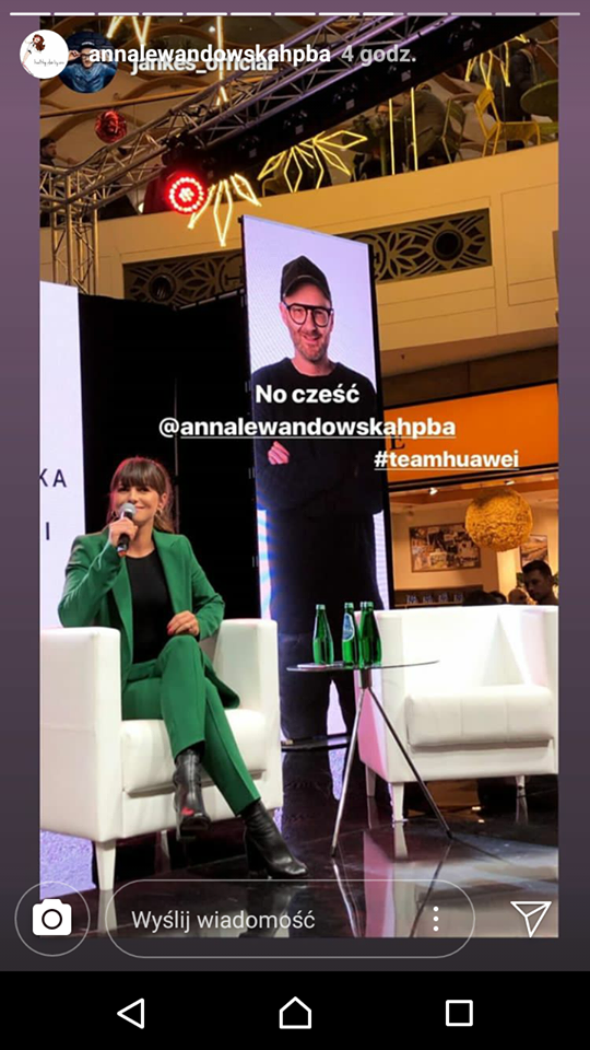 Anna Lewandowska w zielonym garniturze na evencie w centrum handlowym