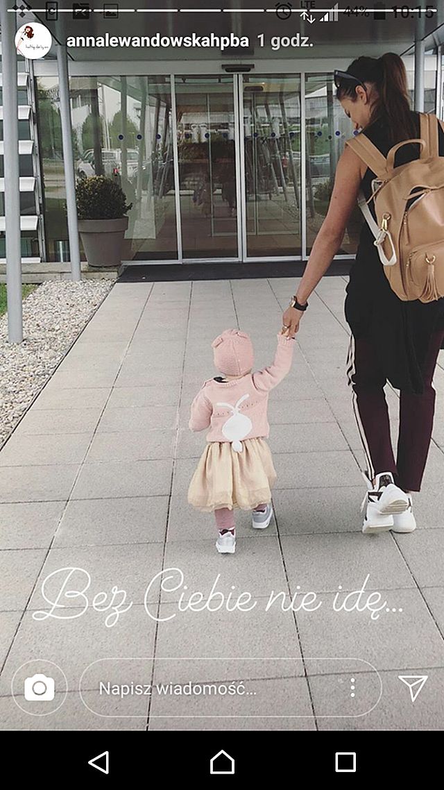 Anna Lewandowska spaceruje z Klarą z króliczym ogonkiem: Bez Ciebie nie idę Anna Lewandowska spaceruje z Klarą z króliczym ogonkiem: Bez Ciebie nie idę