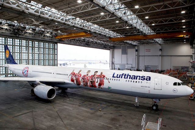 Wizerunek Roberta Lewandowskiego trafił na samolot Lufthansy! Wizerunek Roberta Lewandowskiego trafił na samolot Lufthansy!