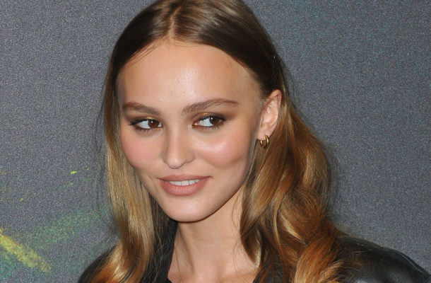 19-letnia córka Johnny’ego Deppa, Lily Rose Depp, naturalnie piękna na premierze