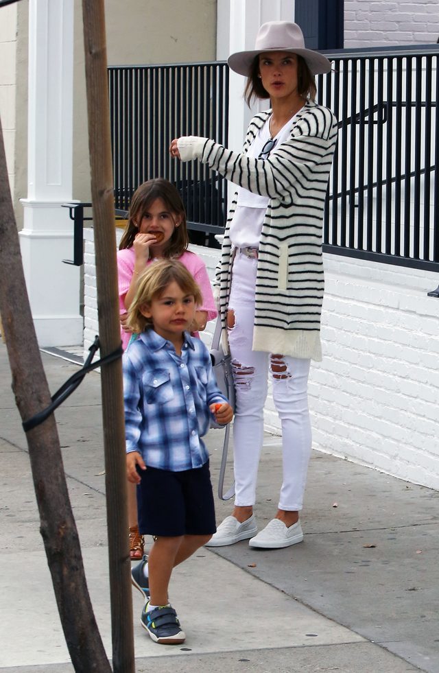 Lily Aldridge i Alessandra Ambrosio zabrały dzieci na wspólny lunch