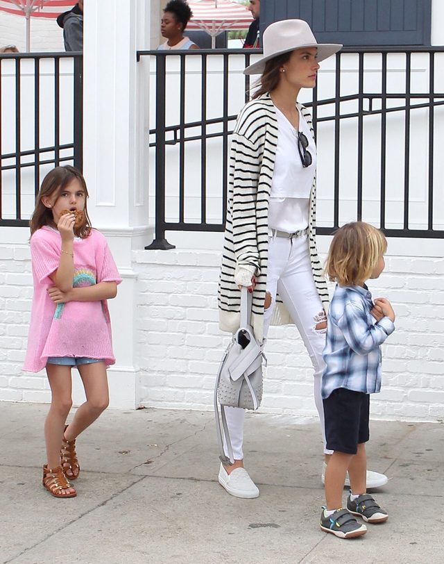 Lily Aldridge i Alessandra Ambrosio zabrały dzieci na wspólny lunch