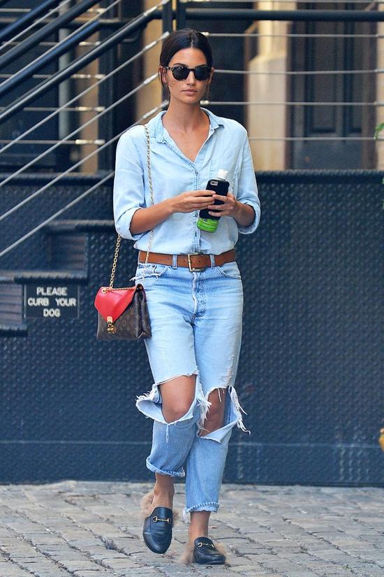 Piekna modelka w dziurawych dżinsach i w mokasynach z futerkiem (FOTO)