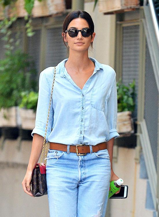 Piekna modelka w dziurawych dżinsach i w mokasynach z futerkiem (FOTO)