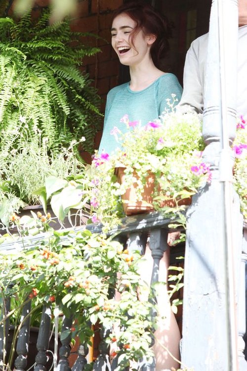 Lily Collins nie zamierza regulować brwi (FOTO)