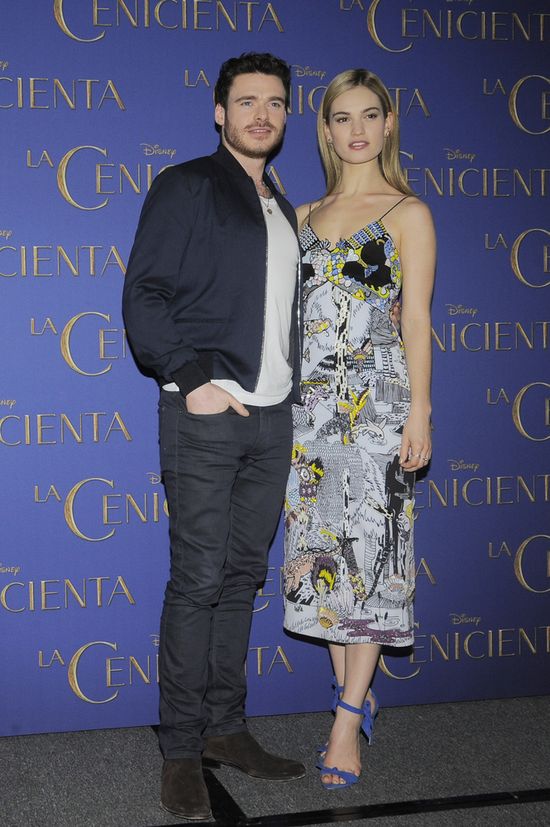 Lily James pierwszy raz nie wygląda jak Kopciuszek (FOTO) Lily James pierwszy raz nie wygląda jak Kopciuszek (FOTO)