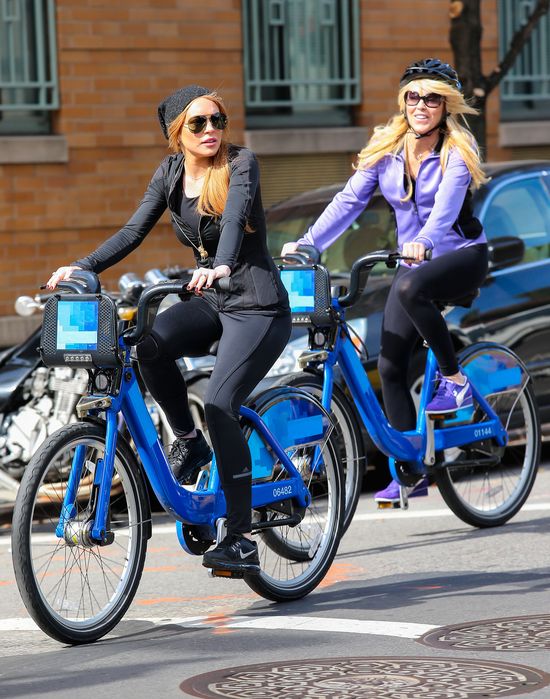 Lindsay i Dina Lohan przerzuciły się na rowery (FOTO)  