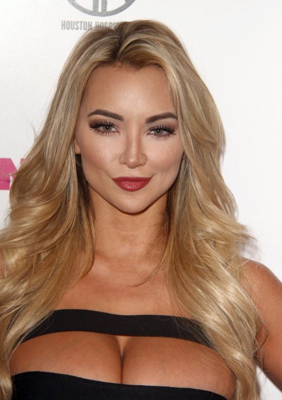  Ta entuzjastka fitnessu ma OGROMNY kłopot ze swoim biustem (FOTO)