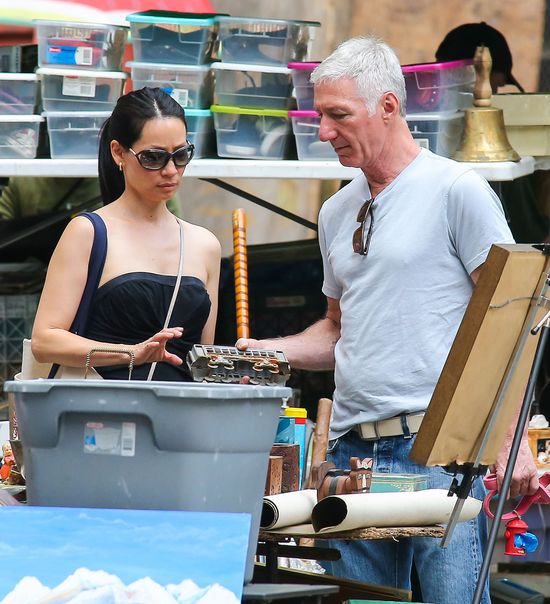 Lucy Liu buszuje na pchlim targu (FOTO)
