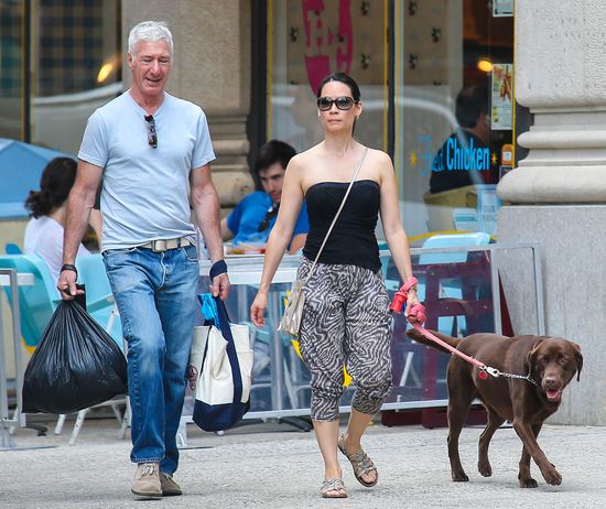 Lucy Liu buszuje na pchlim targu (FOTO)