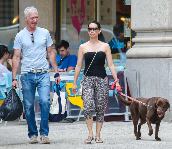 Lucy Liu buszuje na pchlim targu (FOTO)