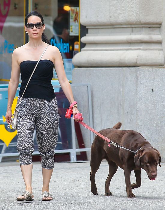 Lucy Liu buszuje na pchlim targu (FOTO)