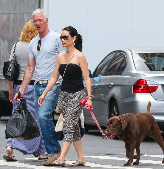 Lucy Liu buszuje na pchlim targu (FOTO)