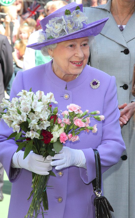 Królowa Elżbieta wywołała ogromne poruszenie swoją kreacją!