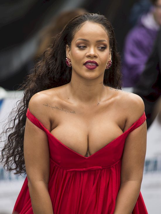 Rihanna zaliczyła OGROMNĄ WPADKĘ przy Brigitte Macron! (VIDEO)