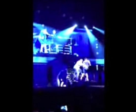 Bieber napadnięty na scenie przez swojego fana! (VIDEO)