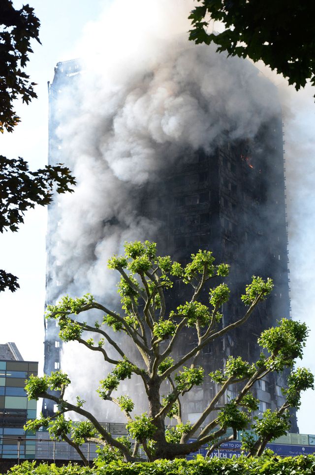 Kobieta WYRZUCIŁA niemowlę przez okno w płonącym wieżowcu w Londynie Kobieta WYRZUCIŁA niemowlę przez okno w płonącym wieżowcu w Londynie
