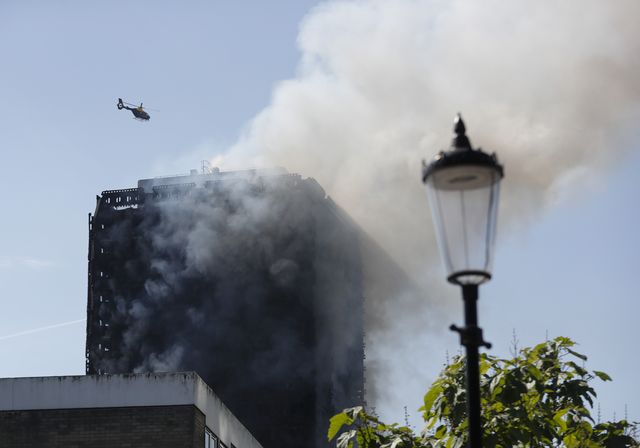 Kobieta WYRZUCIŁA niemowlę przez okno w płonącym wieżowcu w Londynie