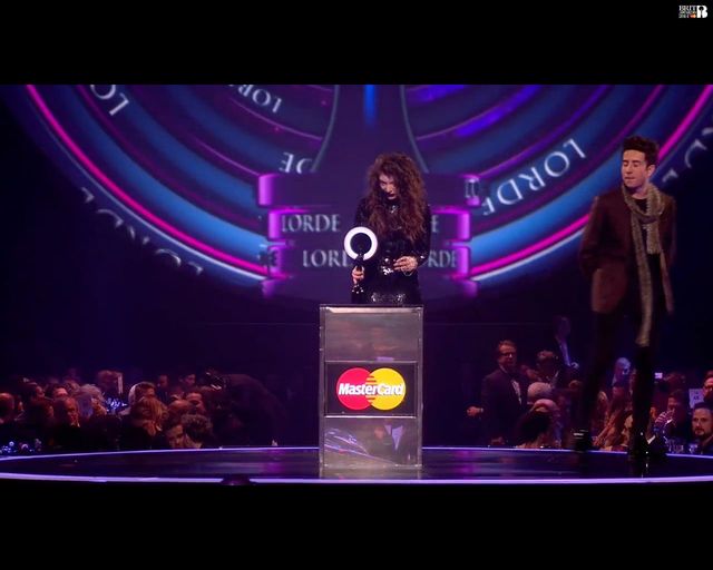 Lorde w szoku - kolejna statuetka dla 17-latki (FOTO)