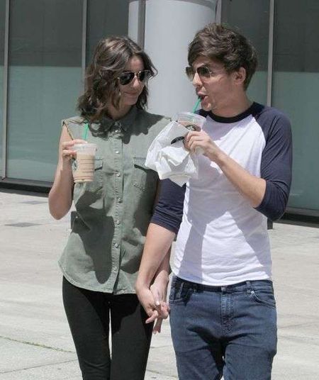 Louis Tomlinson na spacerze z dziewczyną (FOTO)