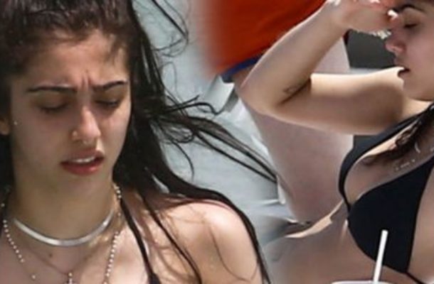 Córka Madonny w bikini na plaży i nie, nie ogoliła włosów pod pachami (ZDJĘCIA)