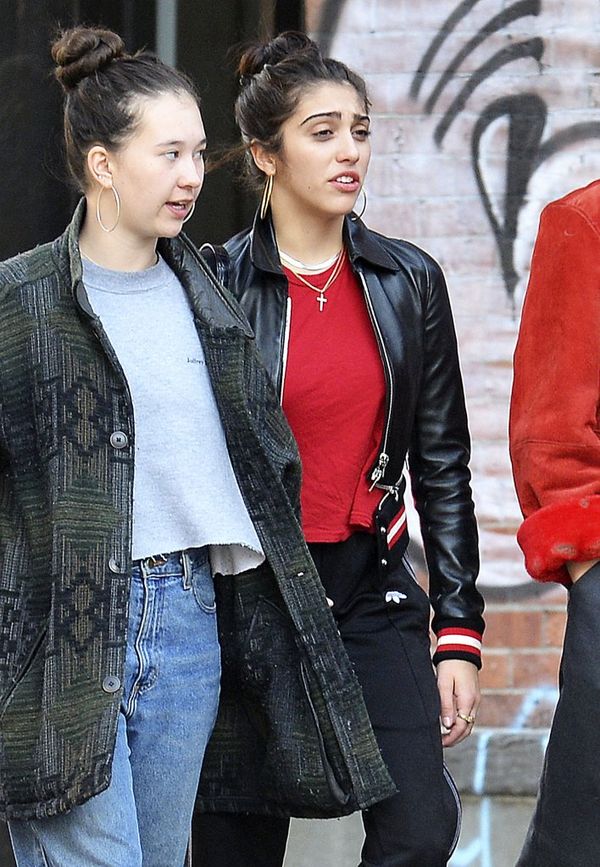 Krzaczaste brwi są już niemodne? Lourde Leon lansuje nową modę? (FOTO)