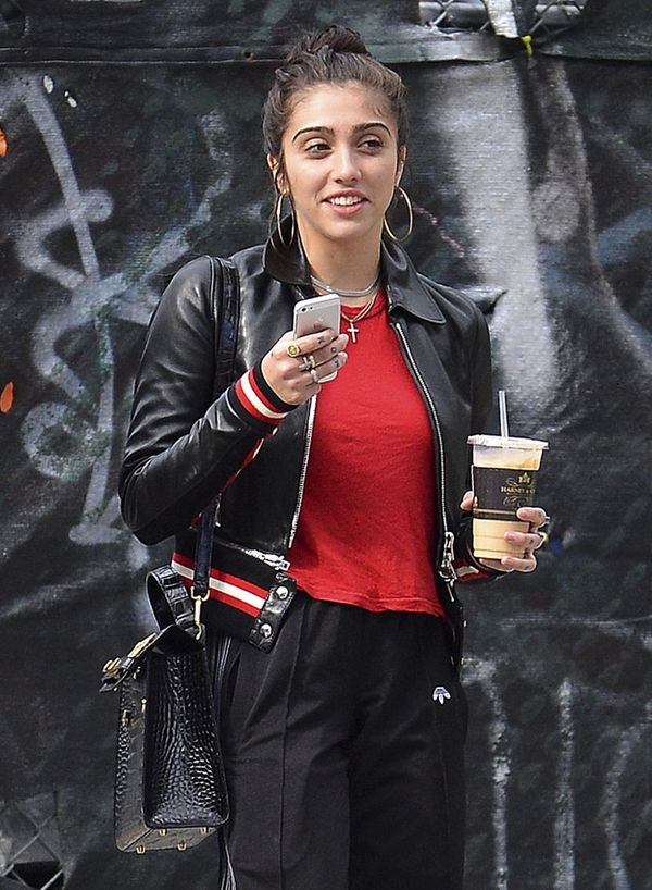 Krzaczaste brwi są już niemodne? Lourde Leon lansuje nową modę? (FOTO)