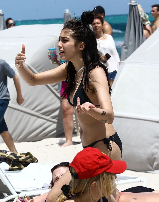 Córka Madonny w bikini na plaży i nie, nie ogoliła włosów pod pachami (ZDJĘCIA) Córka Madonny w bikini na plaży i nie, nie ogoliła włosów pod pachami (ZDJĘCIA)