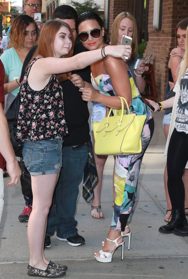 Fanka Ariany Grande wypowiedziała wojnę fankom Demi Lovato? Fanka Ariany Grande wypowiedziała wojnę fankom Demi Lovato?