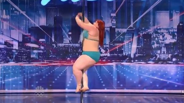 Lulu o pełnych kształtach tańczy na rurze [VIDEO]