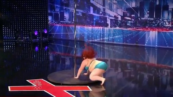 Lulu o pełnych kształtach tańczy na rurze [VIDEO]