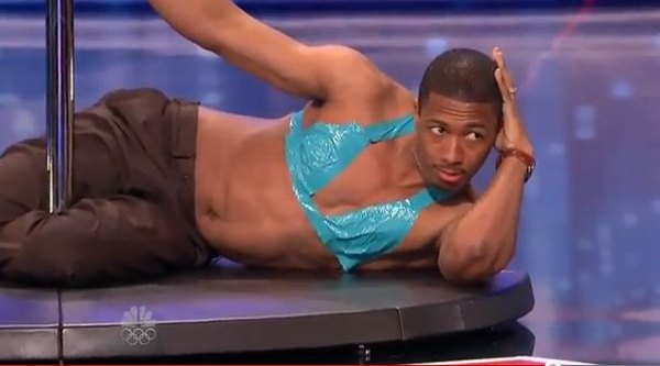 Lulu o pełnych kształtach tańczy na rurze [VIDEO]