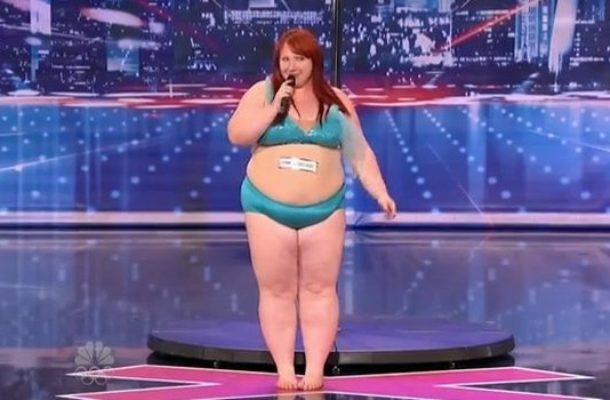 Lulu o pełnych kształtach tańczy na rurze [VIDEO]