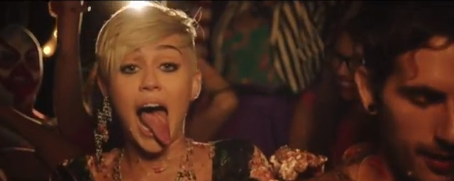 Miley Cyrus całuje jednorożca na nowym klipie (VIDEO)