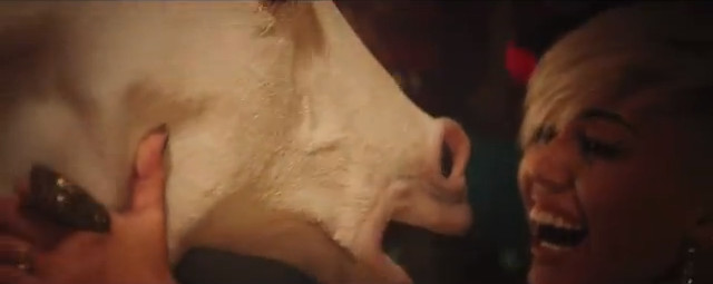 Miley Cyrus całuje jednorożca na nowym klipie (VIDEO)