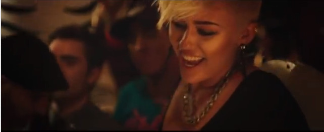 Miley Cyrus całuje jednorożca na nowym klipie (VIDEO)