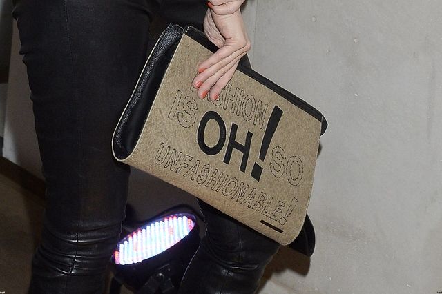 45-letnia Agnieszka Maciąg pozuje z ręką na biuście (FOTO)