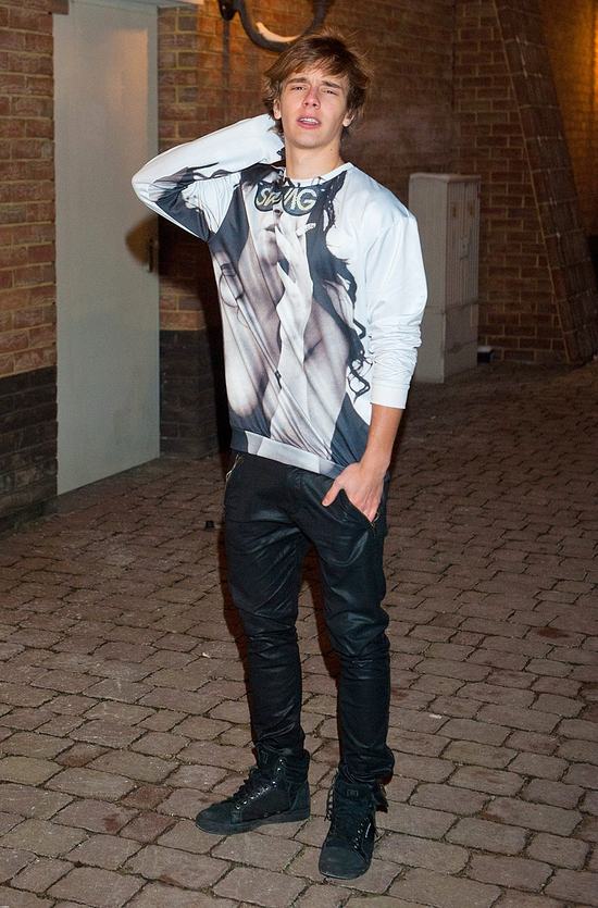 Zmarznięty Maciej Musiał pozuje do zdjęć (FOTO) Zmarznięty Maciej Musiał pozuje do zdjęć (FOTO)