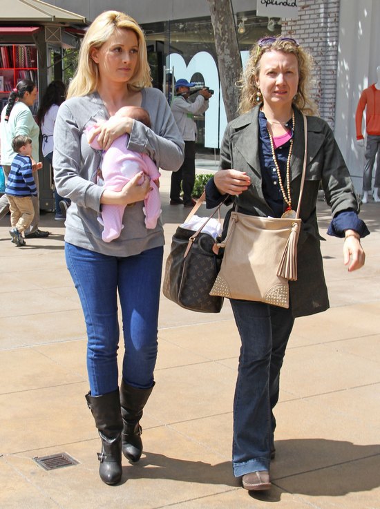Holly Madison już pokazuje się z córeczką (FOTO)