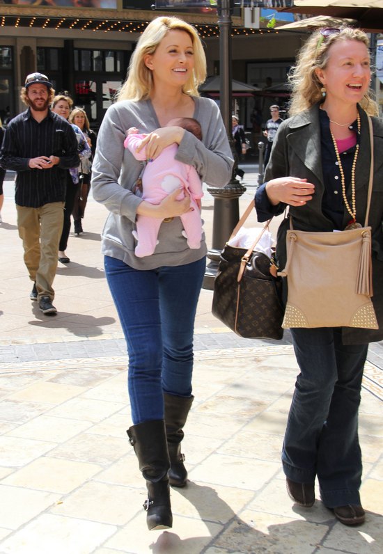 Holly Madison już pokazuje się z córeczką (FOTO)