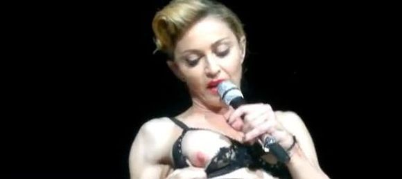 Madonna pokazała tyłek na koncercie (FOTO)