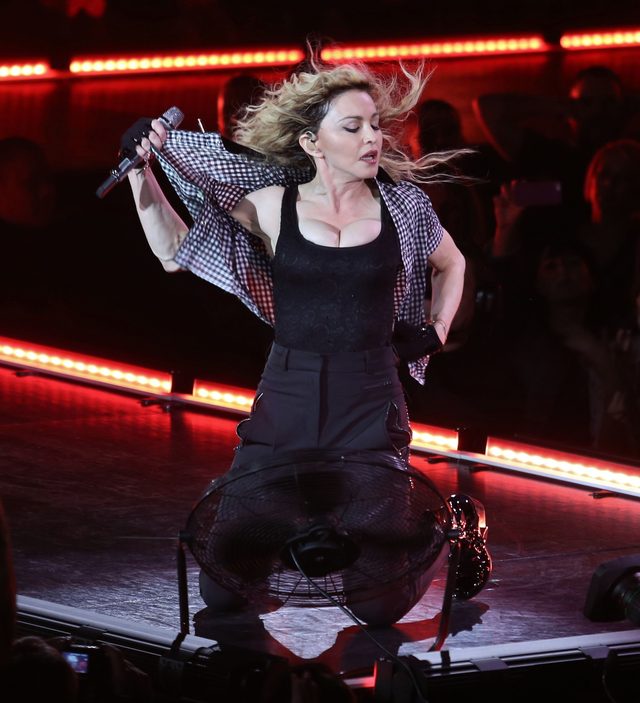 Madonna NIE CHCE ODDAĆ korony (FOTO) Madonna NIE CHCE ODDAĆ korony (FOTO)