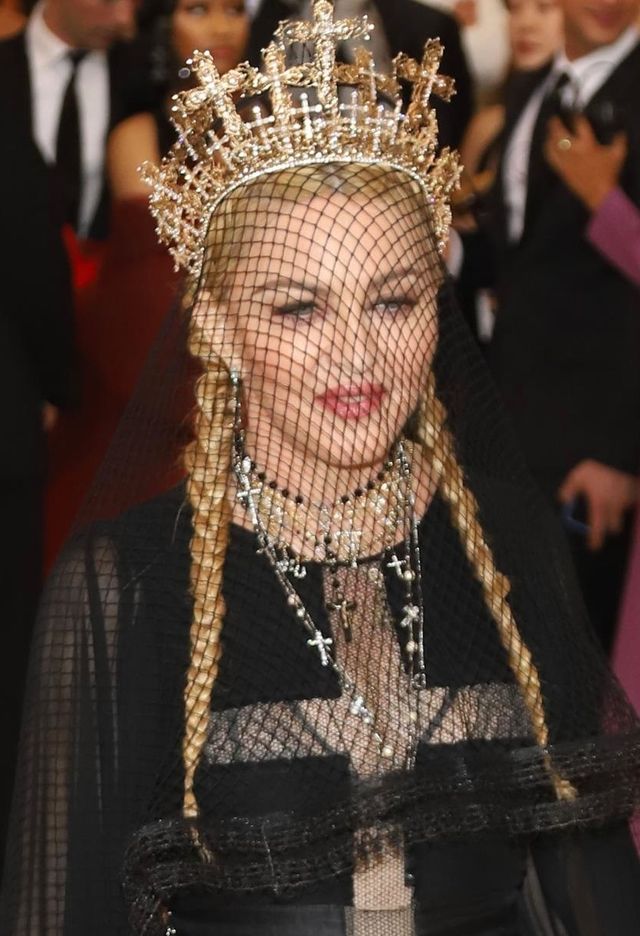 ZJAWISKOWE kreacje na Met Gali 2018: Kardashianki, Rihanna jak papież...