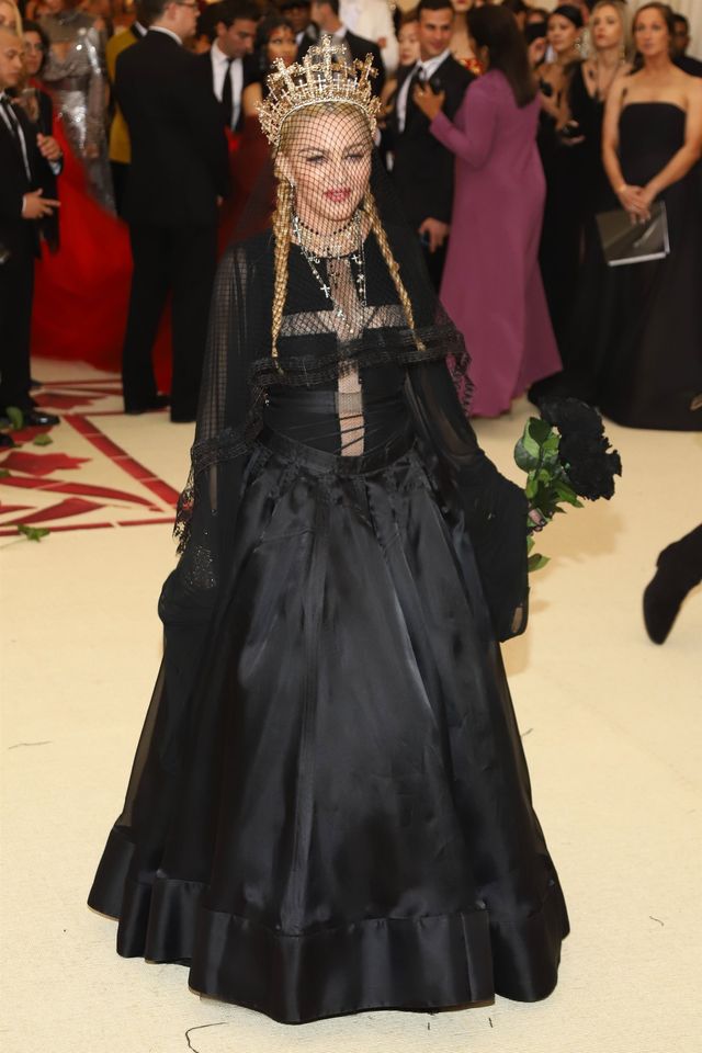ZJAWISKOWE kreacje na Met Gali 2018: Kardashianki, Rihanna jak papież...