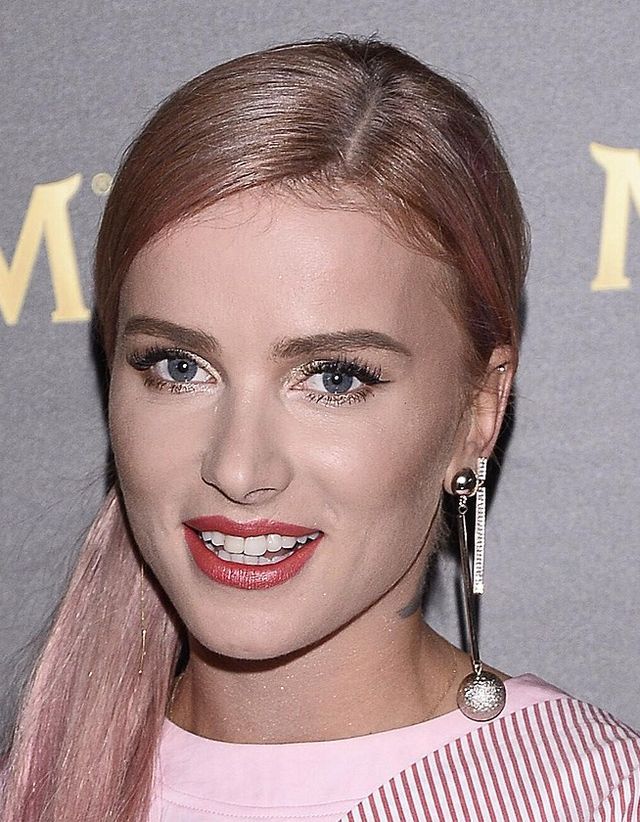 Maffashion jak malinowy deser, tylko co się stało z jej NOGAMI? (ZDJĘCIA)