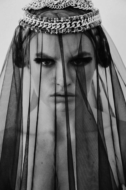 Magda Roman w roli księdza (FOTO)